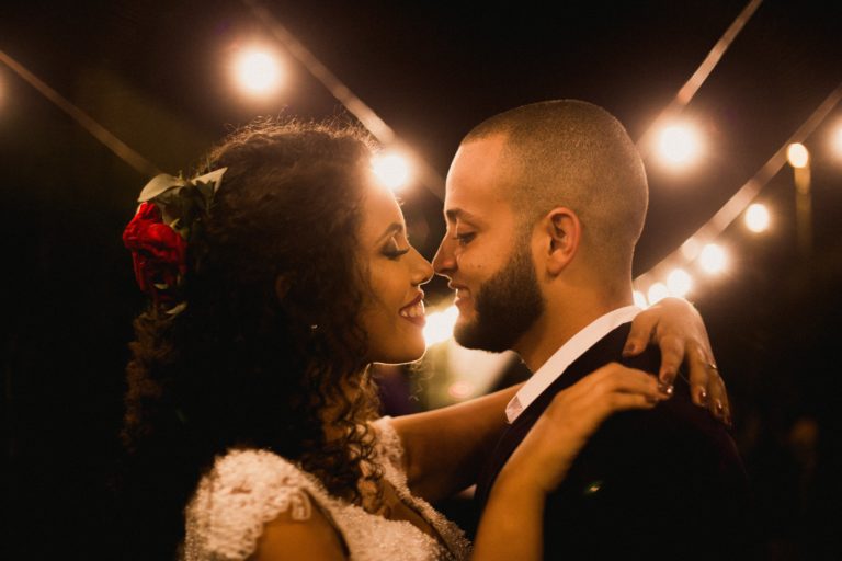 bride-groom-celebrating-wedding-first-dance